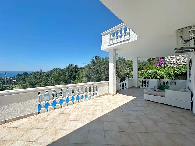Sea view house with Swimming pool in Utjeha — photo 9